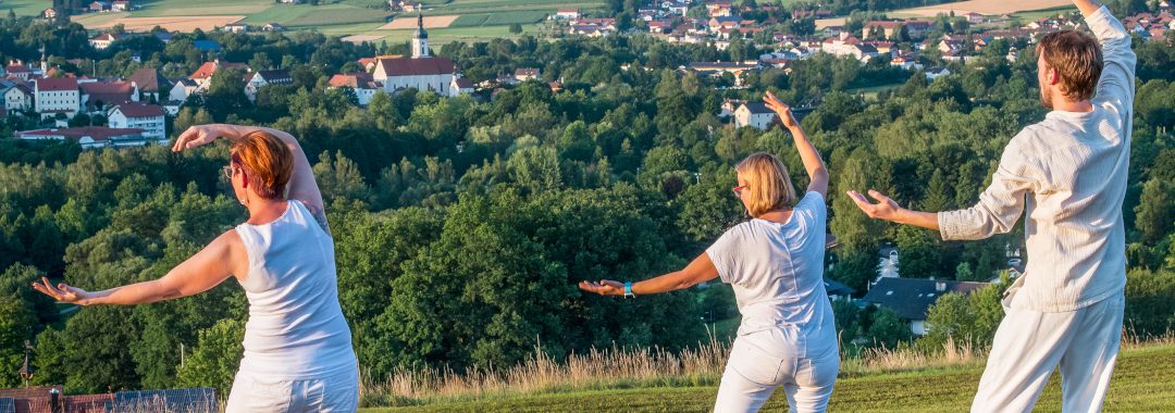 Eine Qigong-Gruppe mit Blick auf Bad Kötzting